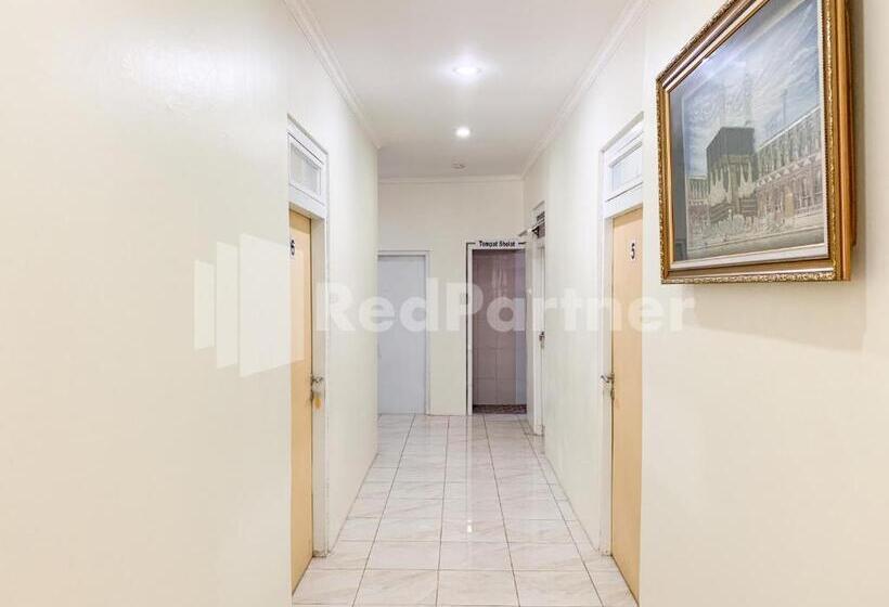 Отель Oma Uti Syariah Mitra Reddoorz Near Stasiun Lempuyangan