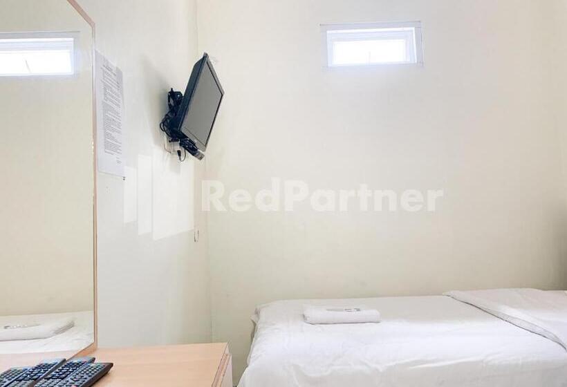 Отель Oma Uti Syariah Mitra Reddoorz Near Stasiun Lempuyangan