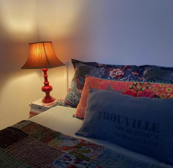 تختخواب و صبحانه Flowers By Yasmine Trouville