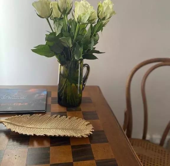 تختخواب و صبحانه Flowers By Yasmine Trouville