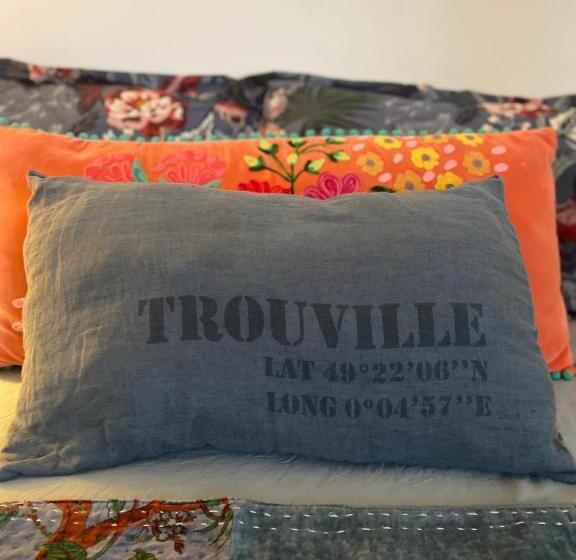 تختخواب و صبحانه Flowers By Yasmine Trouville