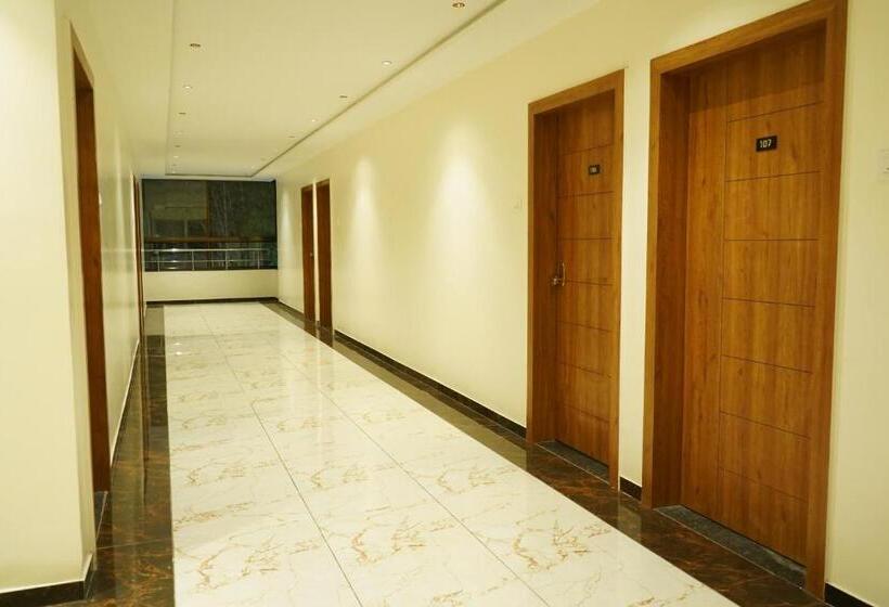 Отель Madhavan International