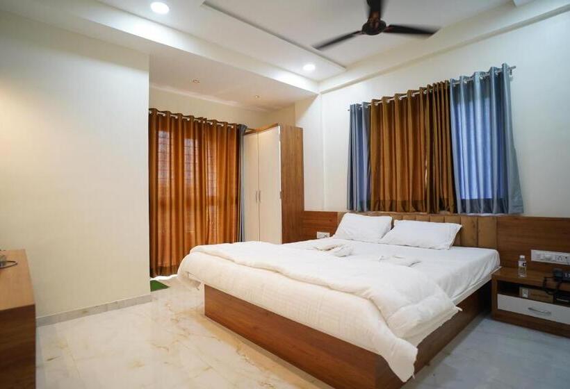 Отель Madhavan International