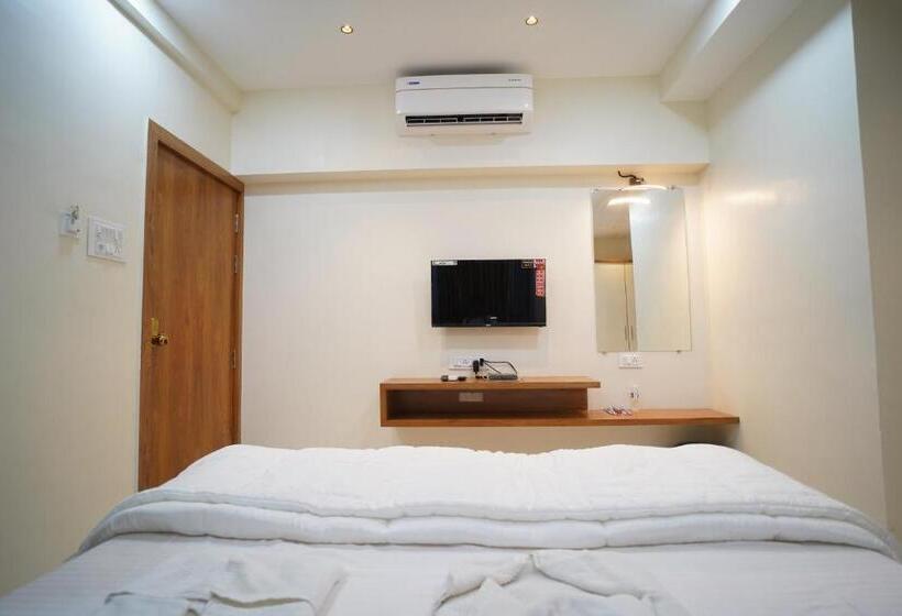 Отель Madhavan International