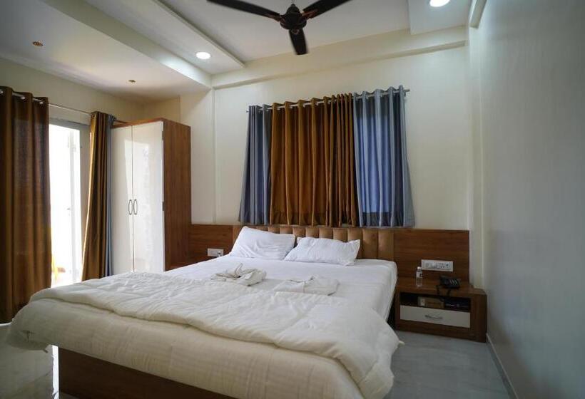 Отель Madhavan International