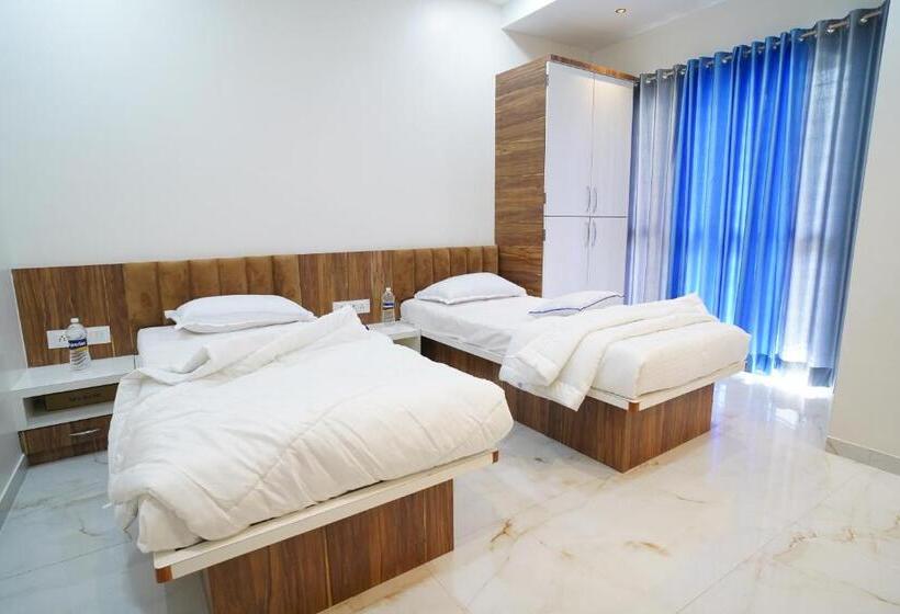 Отель Madhavan International