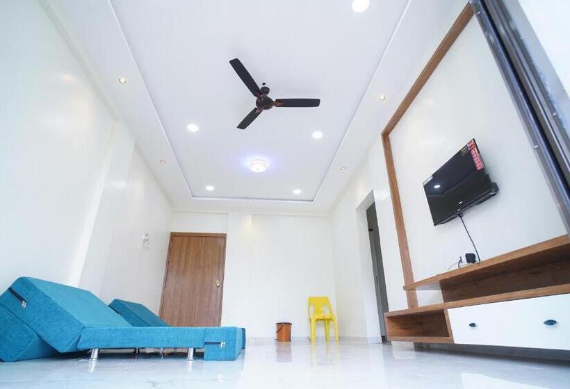 Отель Madhavan International