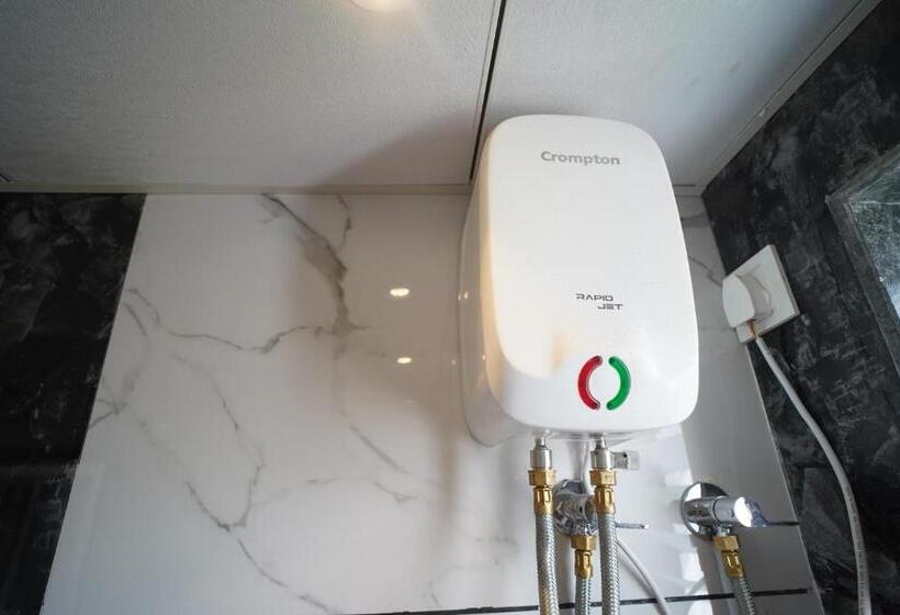 Отель Madhavan International