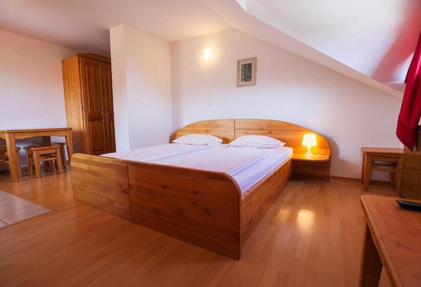 ホテル Domačija Malnarjevi