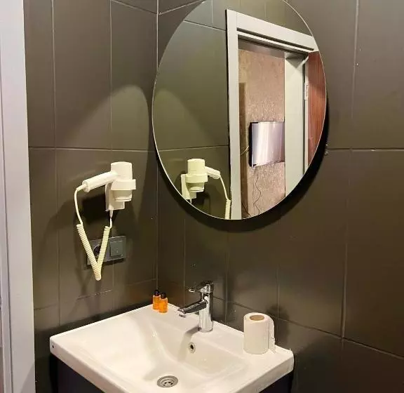 هتل Güneşli̇ Ai̇rport Sui̇te