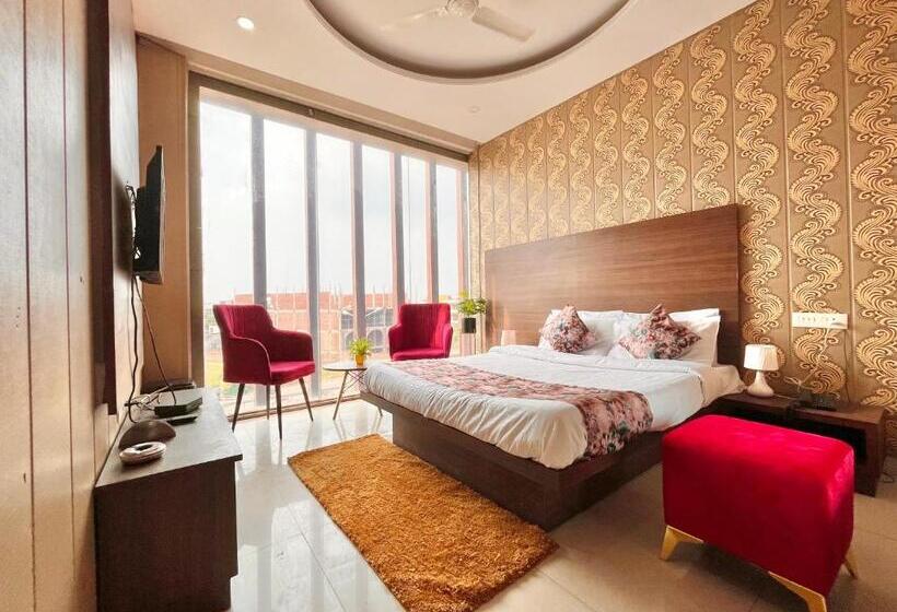 هتل The Pearl, Zirakpur   A Luxury Family