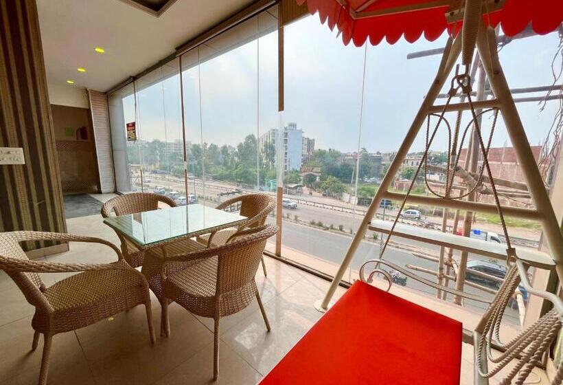 هتل The Pearl, Zirakpur   A Luxury Family