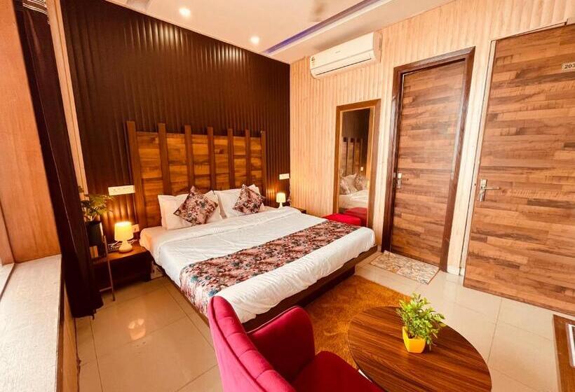 هتل The Pearl, Zirakpur   A Luxury Family