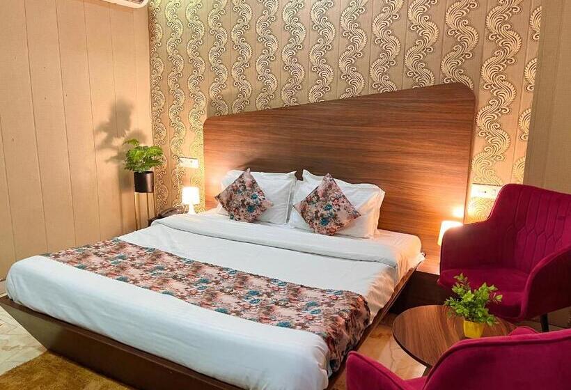 هتل The Pearl, Zirakpur   A Luxury Family