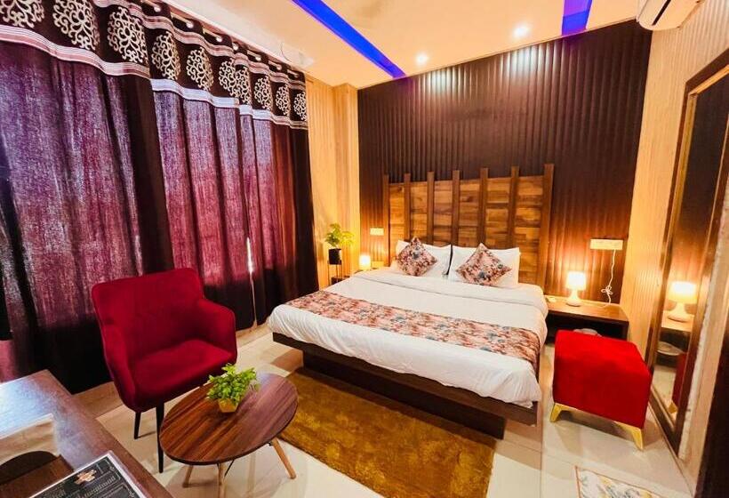 هتل The Pearl, Zirakpur   A Luxury Family