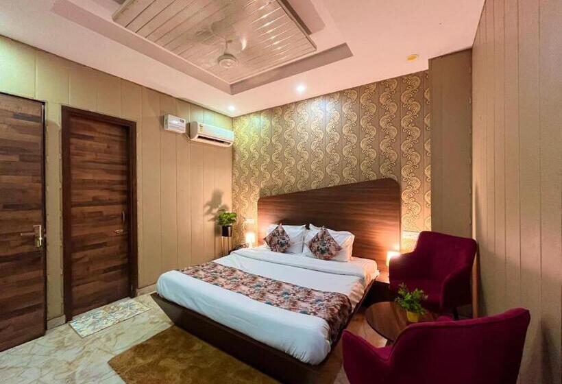 هتل The Pearl, Zirakpur   A Luxury Family