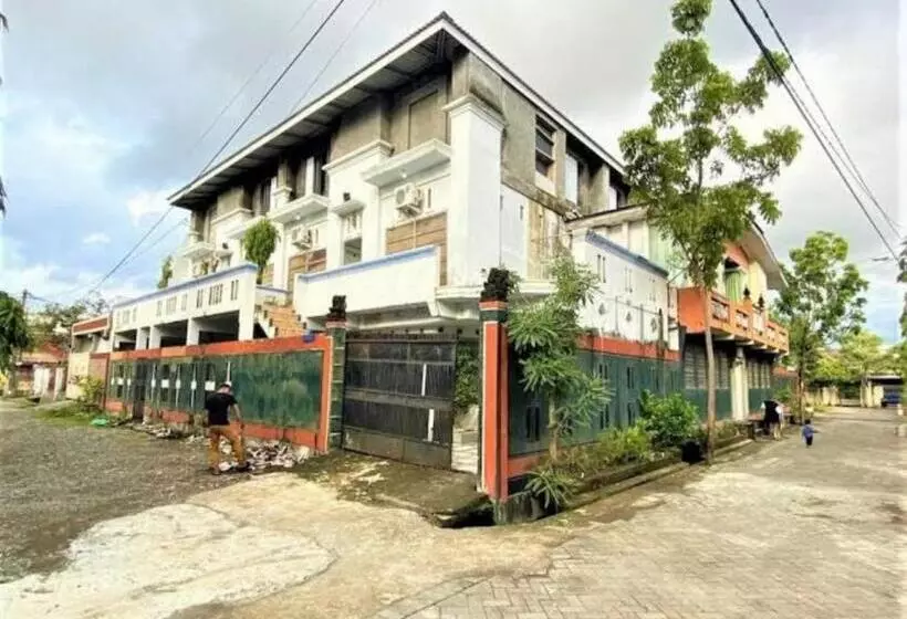 Hotelli Oyo 93074 Wisma Aliyah