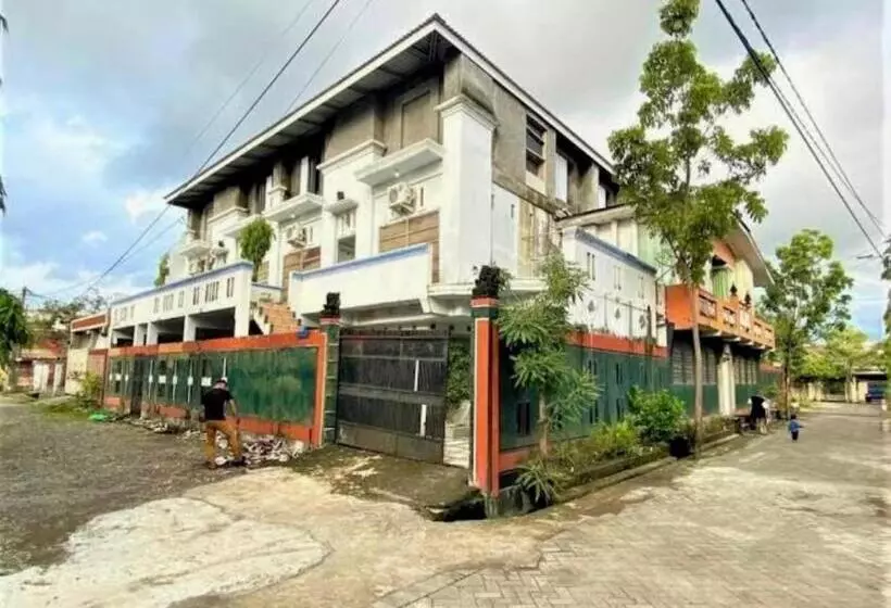 Hotelli Oyo 93074 Wisma Aliyah