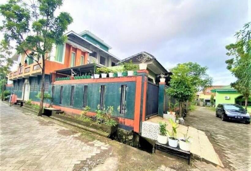 בית מלון כפרי Oyo 93074 Wisma Aliyah