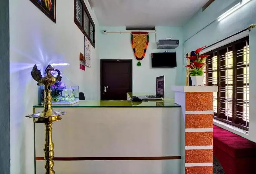 ホテル O Revathy Tourist Home