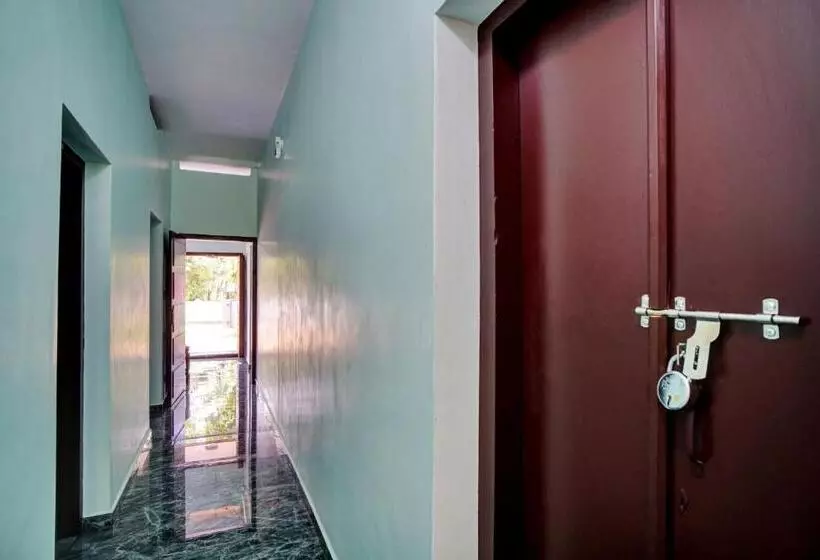 ホテル O Revathy Tourist Home