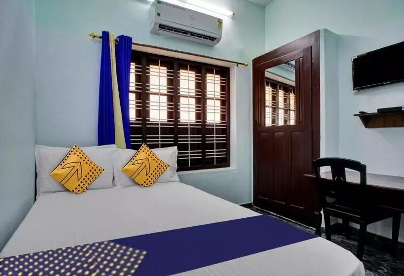 ホテル O Revathy Tourist Home