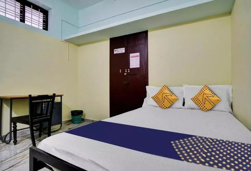 ホテル O Revathy Tourist Home