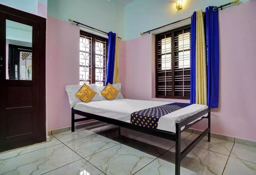 ホテル O Revathy Tourist Home