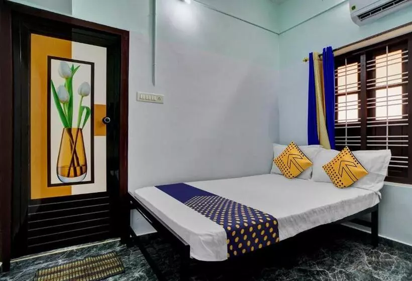ホテル O Revathy Tourist Home