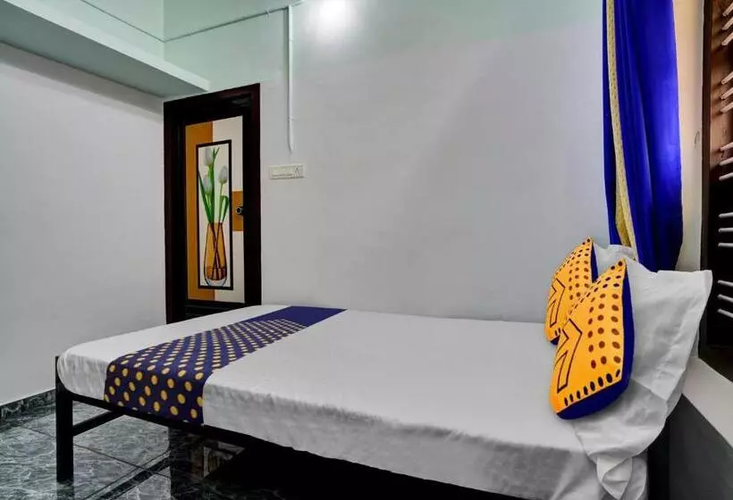 ホテル O Revathy Tourist Home
