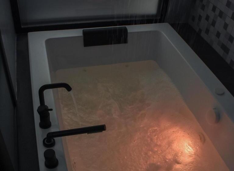 פנסיון Dislocati Bnb Jacuzzi Privata Cucina Tv60 Minimal Luxury