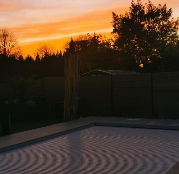 ペンション Logement Cosy Avec Piscine Et Jacuzzi Privatifs 4 étoiles