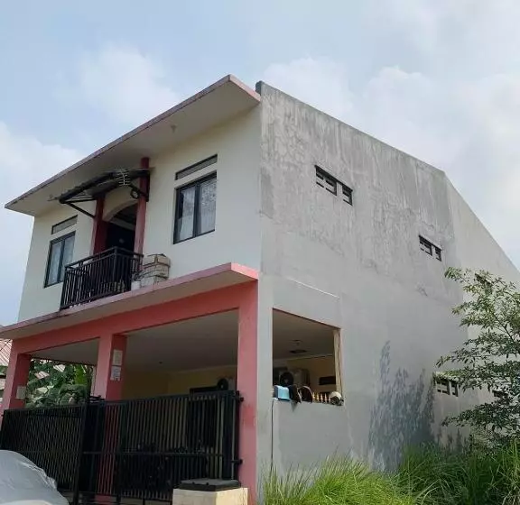 Hotelli Oyo Life 92779 Kost Arjuna