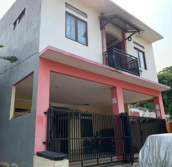 בית מלון כפרי Oyo Life 92779 Kost Arjuna