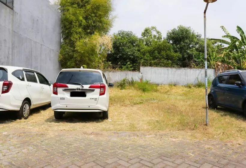 Hotelli Oyo Life 92922 Kost Bu Mala 1 Syariah