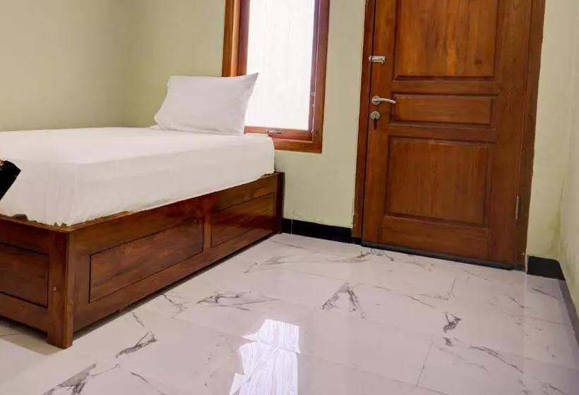 Hotelli Oyo Life 92922 Kost Bu Mala 1 Syariah