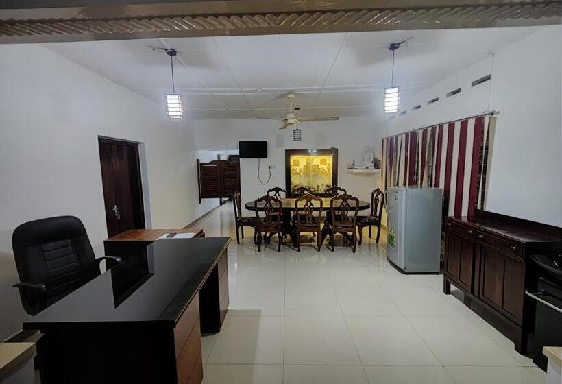 Hotel Urban Cabins Anuradhapura