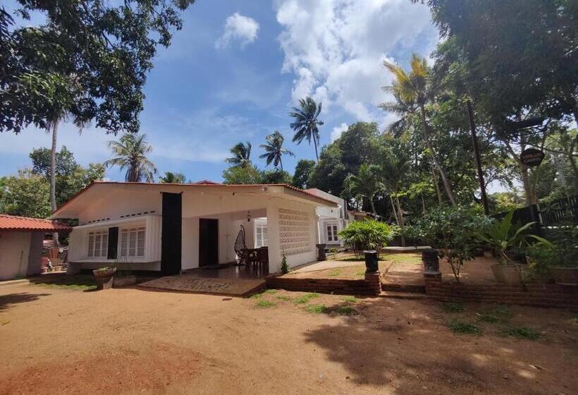 Hotel Urban Cabins Anuradhapura