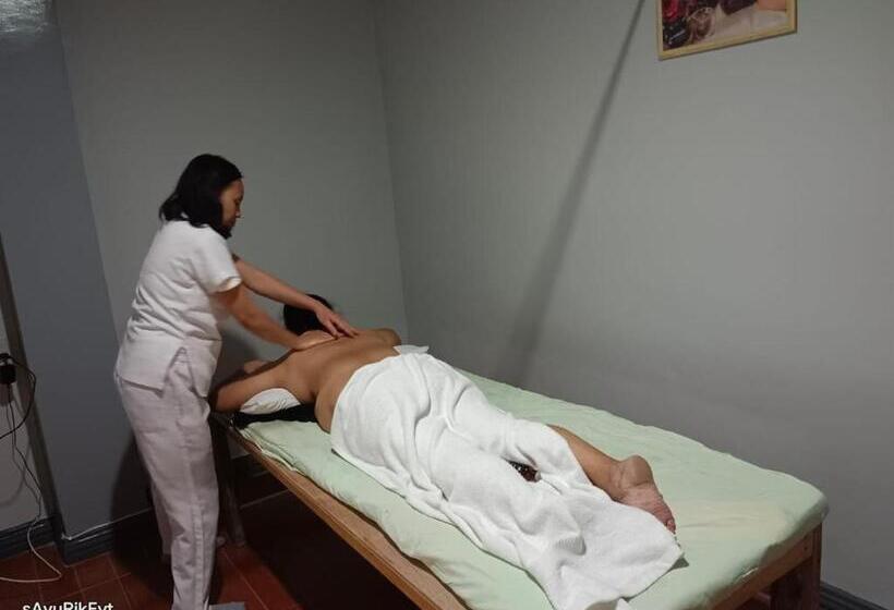 Motel Daily Travellers Inn & Suites