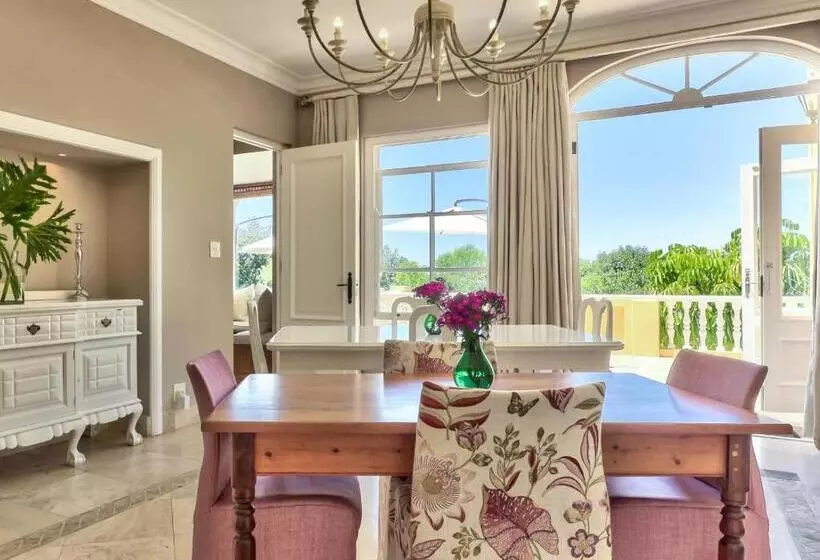 Majatalo Devonport House   Constantia