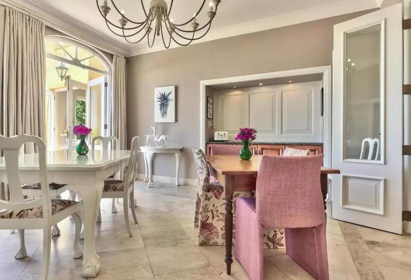 Majatalo Devonport House   Constantia