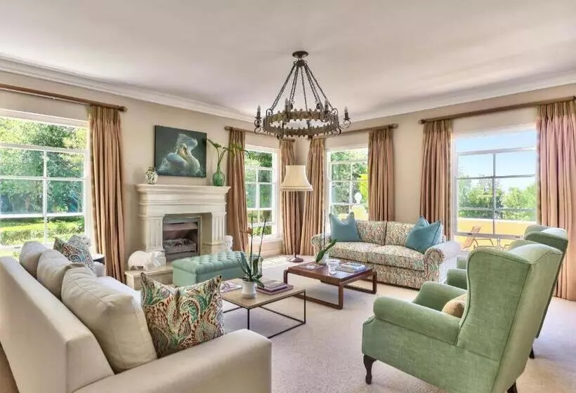 Majatalo Devonport House   Constantia