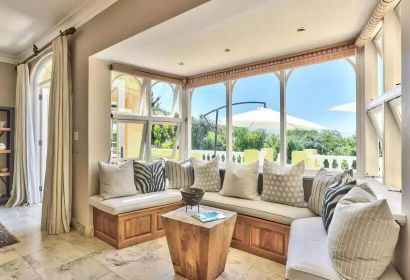 Majatalo Devonport House   Constantia