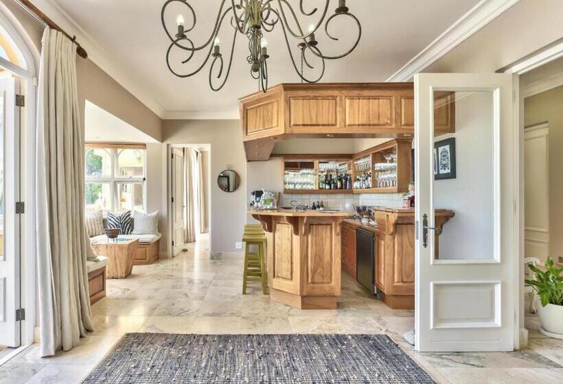 펜션 Devonport House   Constantia