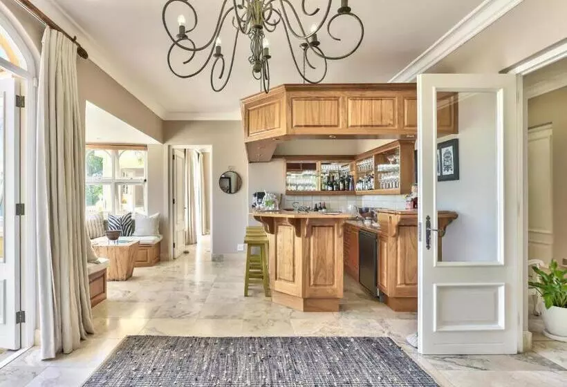 Majatalo Devonport House   Constantia