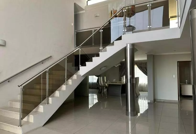 ペンション Platinum Guesthouse Waterkloof