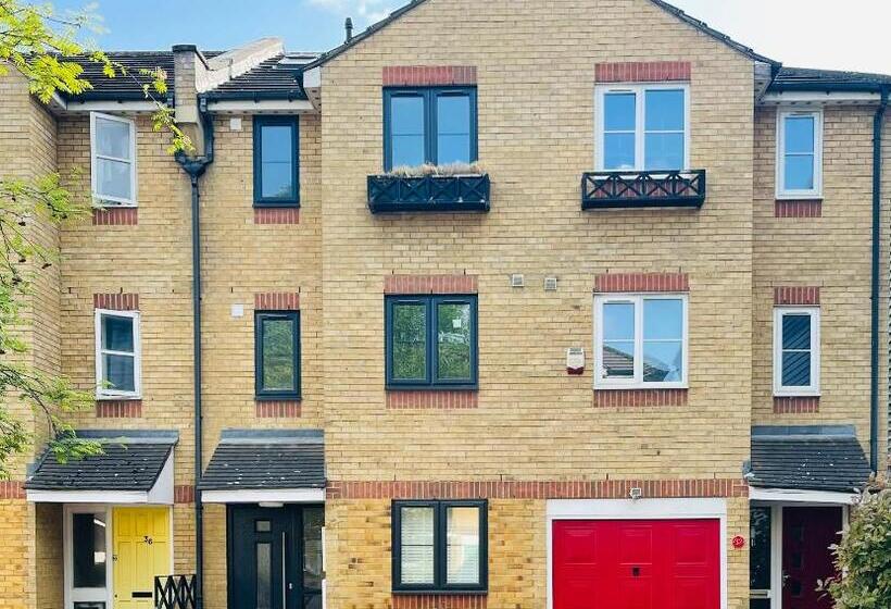 بنسيون Riverside Double Room Garden View E14