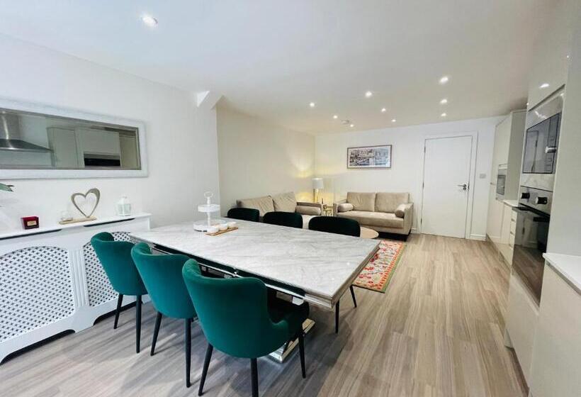 بنسيون Riverside Double Room Garden View E14