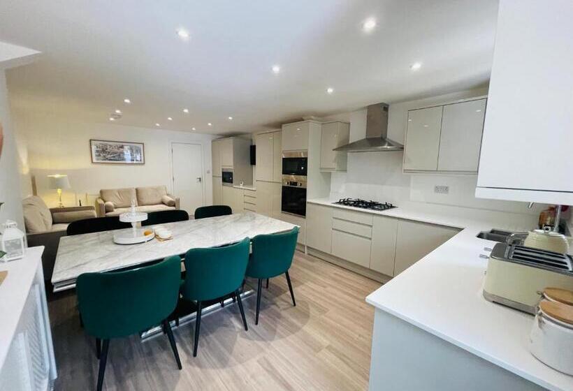 بنسيون Riverside Double Room Garden View E14