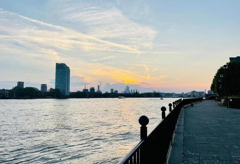 بنسيون Riverside Double Room Garden View E14